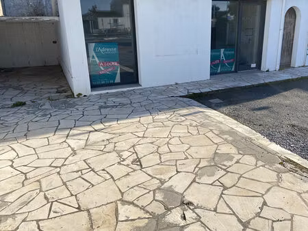 location local commercial 4 pièces  34.00m²  beauvoir