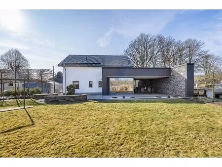 propriété d’exception avec une maison d’habitation + appart.