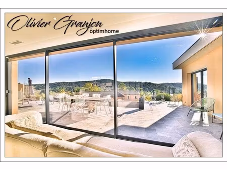 villa de plain-pied avec piscine au calme et vue imprenable