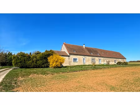 à vendre : corp de ferme 230 m² habitable (possibilité d'agrandissement)  380 m² de grange