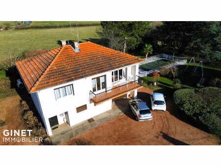 à vendre : maison 3 chambres avec vue piscine et garage à riorges !