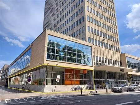 espace commercial à un emplacement au top