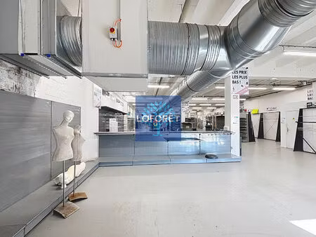 local commercial saint leonard 810 m²