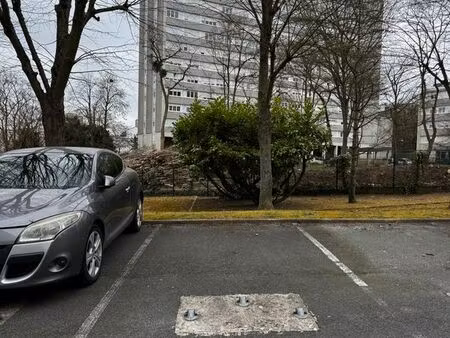 parking extérieur sécurisé proche centre poissy
