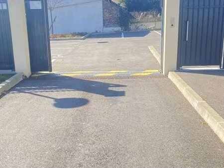 parking/box 13 m² juziers