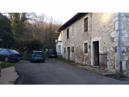 a 5 minutes de yenne batiment en pierre en 2 logements avec terrain separe