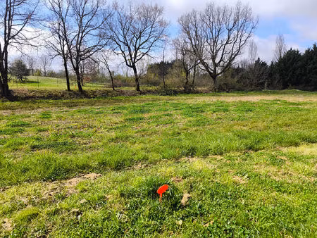 giroussens terrain à bâtir plat de 648 m2 viabilisé proche du village.