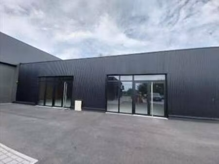 location bureaux et commerces à vitré champ de foire-la fleuriais (35500) : à louer / 82m²