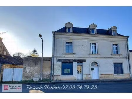 maison de bourg à rénover de 187 m² avec dépendances et terrain constructible - noyant-vil
