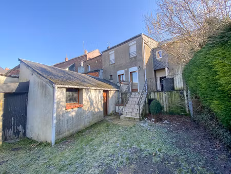 maison en bon etat avec joli jardin