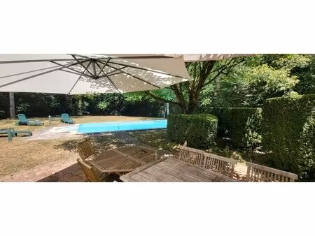 demeure entourée de son parc et de ses terres attenantes