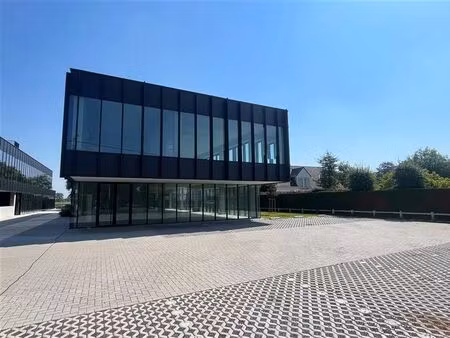 construction neuve avec espaces commerciaux