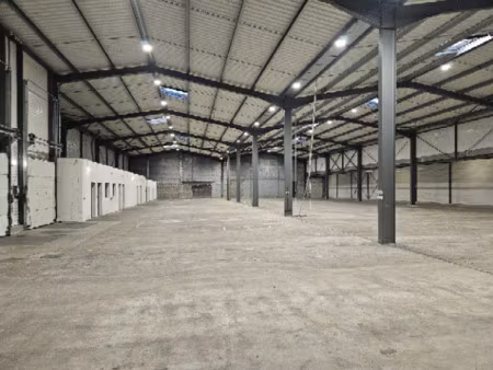 location commerce 1078 m² à angers (49100)