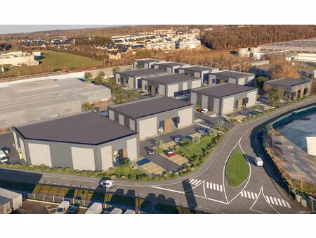 location commerce 1200 m² à trélazé (49800)