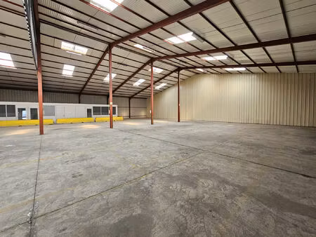 location commerce 1050 m² à trélazé (49800)