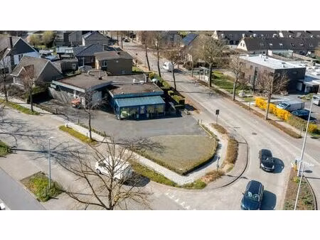 uiterst goed gelegen frituur met woonst en parking te sint-jozef!