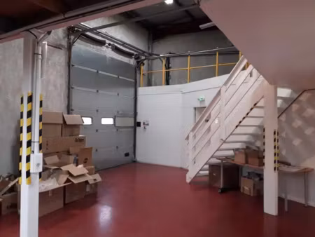 a louer - locaux d'activités de 219 m² avec bureaux aménagés