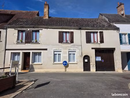 belle maison du xvième siècle 158m2  5 chambres avec jardin et dépendance