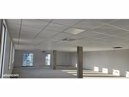 location bureaux 137m² divisibles vitré