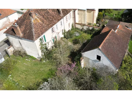 maison de caractère de 250 m2 avec dépendances à rénover à m