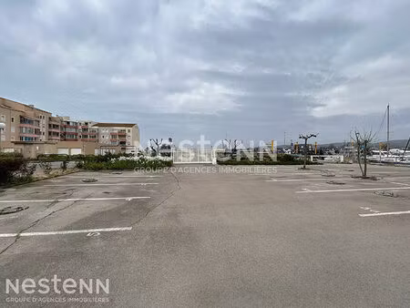 frontignan-plage place de parking extérieure