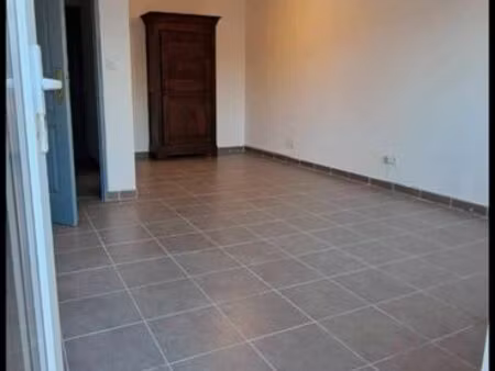 à louer – local professionnel rénové de 60 m² avec extérieur – roaix (84)