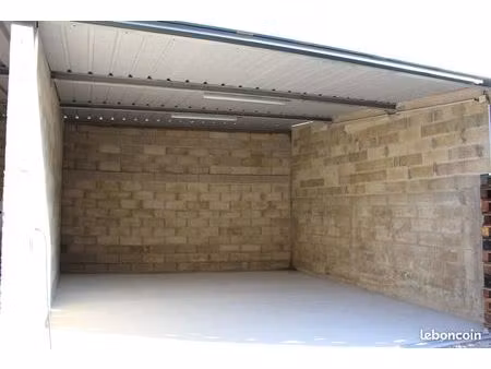 box de stockage 14 et 32 m²