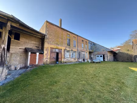 corps de ferme avec granges et pâtures