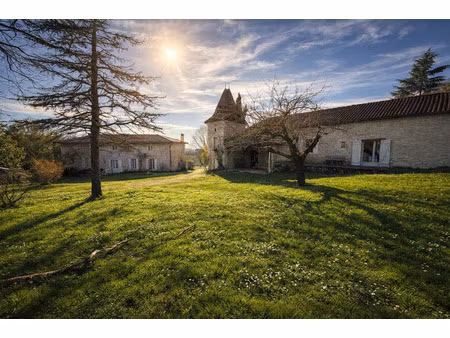 propriété de caractère en pierre avec vue et lac