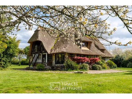 chaumière rénovée en bord de seine avec 3 dépendances dans un parc arboré