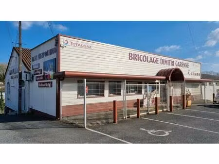 local commercial hangar et appartement