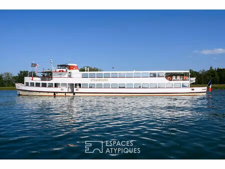 bateau aménagé et ses trois terrasses au coeur de strasbourg