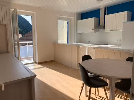 location meublée appartement 3 pièces 80 m² à tenay (01230)  890 €
