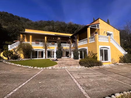 maison spacieuse avec piscine intérieure dans le sud de la f