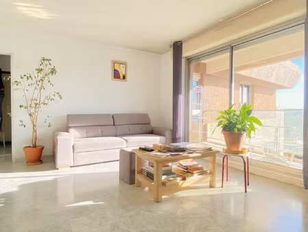 un appartement au dernier etage  avec terrasse et garage  a