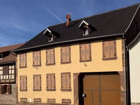 authentique corps de ferme dans village viticole