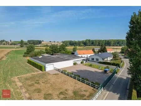 landelijk gelegen gelijkvloerse villa met magazijn (verkoopsruimte)