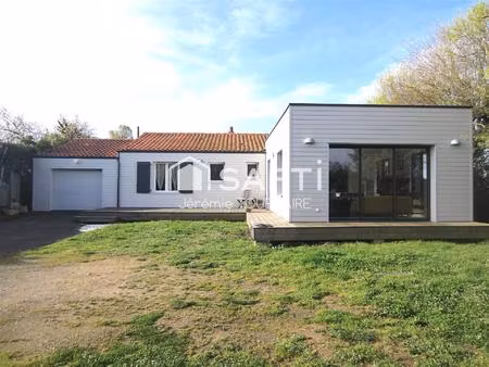 maison avec un grand jardin  piscine et garage.