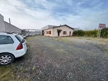 local professionnel commercial avec terrain clos 2544€