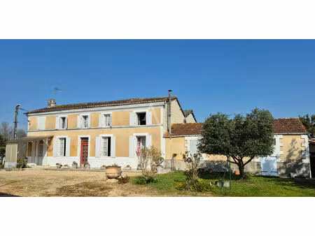 vente maison 8 pièces  142.00m²  aujac