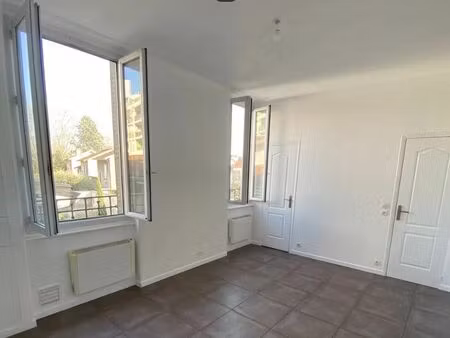 studio lumineux 2 fenêtres