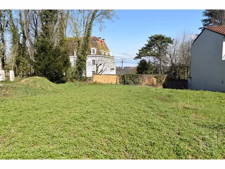 saint cyr au mont d'or  dans un bel environnement  terrain à bâtir plat de 759m²