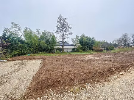 au calme  terrain plat st vulbas 445 m²  viabilisé  libre constructeur!
