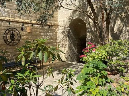 charmante maison de ville avec cour intérieure et climatisation naturelle avec la grotte