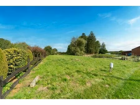 très beau terrain plat idéalement situé dans une rue calme
