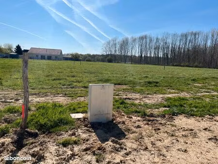 vends terrain à bâtir