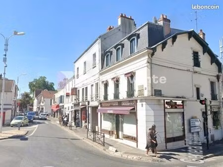 commerce cadeaux/fleurs 80 m²