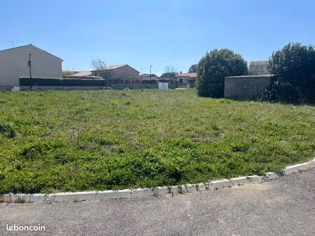 terrain viabilisé 758m2 ayguesvives