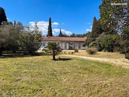 villa tres vaste dans cadre idyllique sur les hauteurs de nimes cote sud