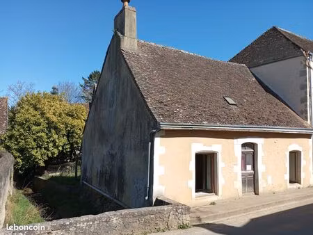 maison bordant un ruisseau